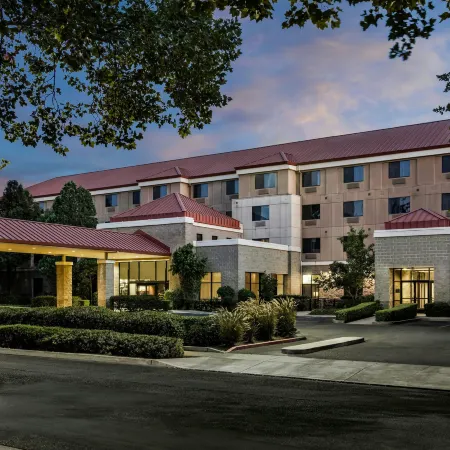 Courtyard Sacramento Midtown Отели рядом с достопримечательностью «Саттерс Форт»