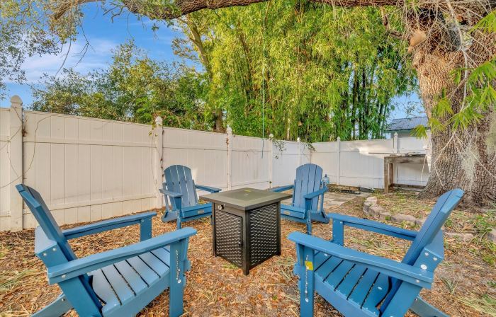 Historic 4B Sleeps 8 Backyard Firepit Bikes