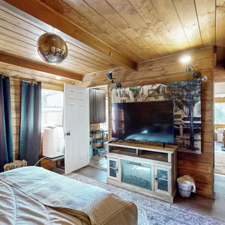 Relaxing Retreat w/ Deck, 1 Mi to Lake Arrowhead!