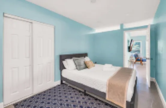 Seahorse Suites #5. Steps to Beach, Cafés , Shops!