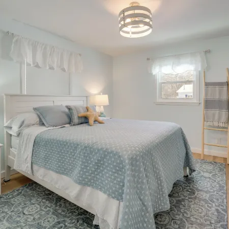 Deck, Fire Pit! Fully Updated Home Near Lake Huron