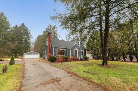 Peaceful Portage Lakes Retreat • Spacious 3Br on Private 1‑ Lot
