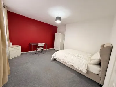 Charming Guest Room in Leicester with Garden and WiFi Hotels in 