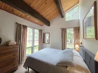 Kingswood Cornerview 4 Bedroom Home by RedAwning - parking