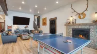 Winterhaven Estate by AvantStay Sleeps 19 Guests Mountain Compound w Views Firepit Hot Tub