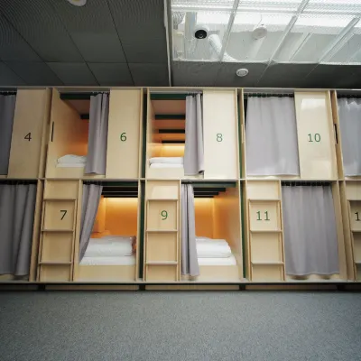 Green Marmot Capsule Hotel Geneva Отели рядом с достопримечательностью «Железнодорожный вокзал Корнавин»