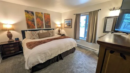 Luxury Condo w/ FREE WiFi, Parking, Heated Pool, Hot Tubs, Skier Shuttles