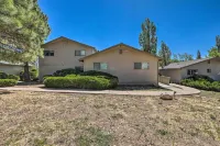 Flagstaff Townhome - Walk to Country Club and Pools! - spa