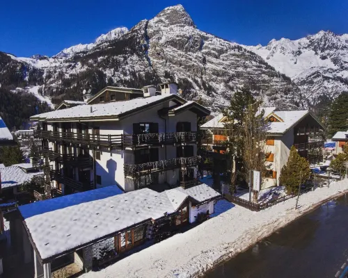 Hotel les Jumeaux Courmayeur Hotels near Checrouit