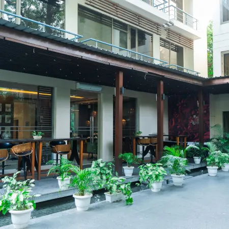 Udman Hotel Panchshila Park Отели рядом с достопримечательностью «Рынок района Сафдарджанг»