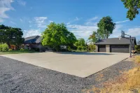 8 Mi to Downtown Modesto! Poolside Escape - 4-Star
