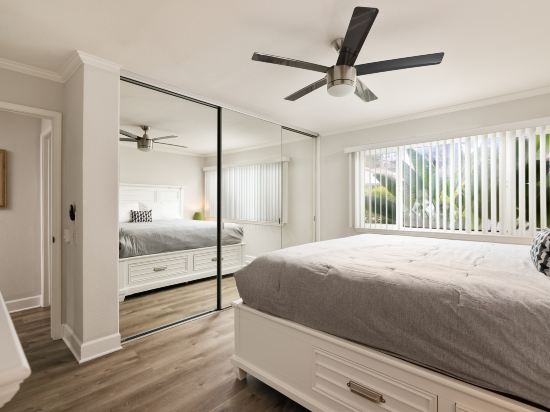 Sunny La Jolla 2 Bed 2 Bath Villa