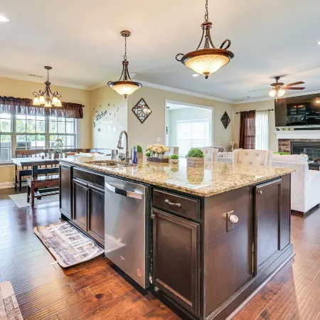 6 Mi to Medical District: Spacious Winterville Gem