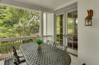 5 Mi to Old Town Bluffton: Cottage w/ Patio - parking