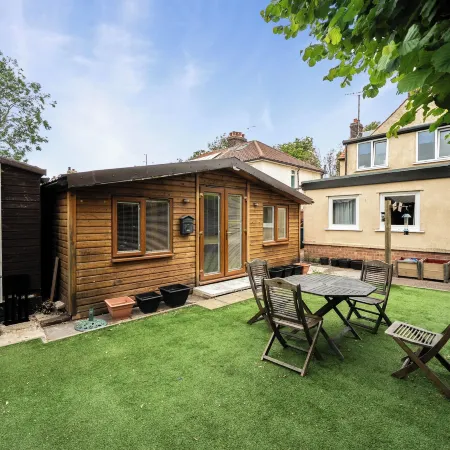 Studio Retreat Sleeps 1 - Parking & Wifi