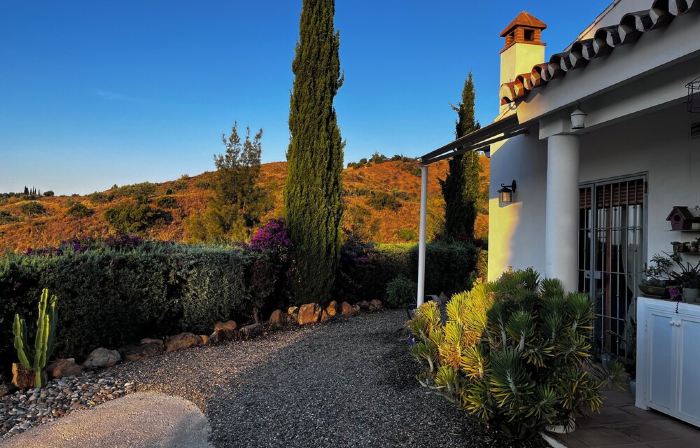 3 bed villa surrounded with tropical gardens with private pool 2 km from town.