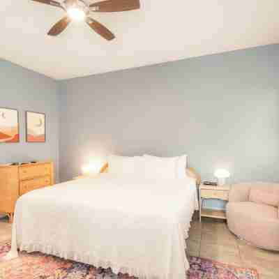Key West Style Cottage - with pool/hot-tub Rooms