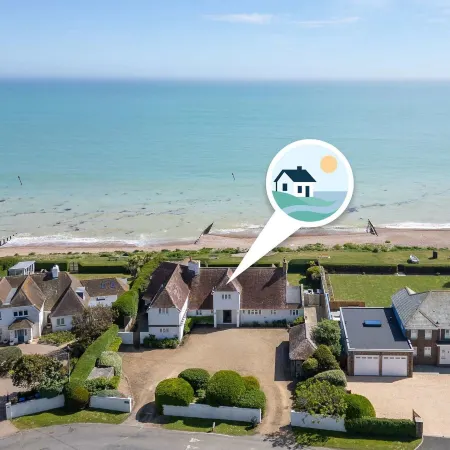 Luxury Beachfront Retreat for 14 With Hot Tub