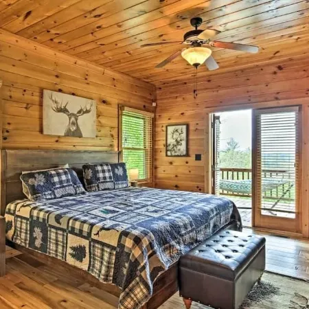 Large Mtn Retreat w/ Theater Room, Hot Tub, Game Room & Sunset Mountain Views!