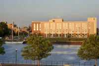 DoubleTree by Hilton Hotel Bay City-Riverfront - piscina