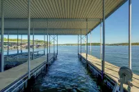 Lakefront Osage Beach Condo Dock Your Boat Here! - 3 tähden