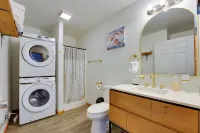 Walk to Main Street! Cozy Stockdale Cabin - 2-Star