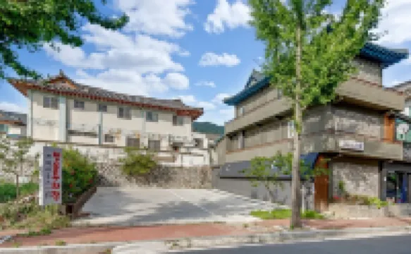 Gyeongju Petit House the Gung Pension Hotel berhampiran Kuil Bulguksa