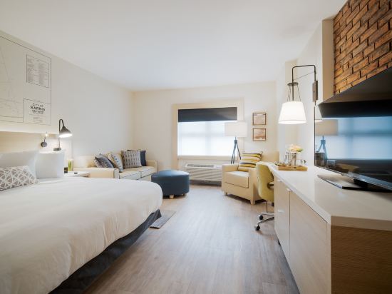 port huron hotels near border