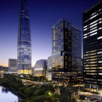 Sofitel Ambassador Seoul Hotel & Serviced Residences Отели рядом с достопримечательностью «Торговый центр Garden 5»
