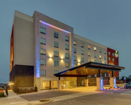 Holiday Inn Express & Suites NASHVILLE METROCENTER DOWNTOWN by IHG Hotels near Cumberland Park