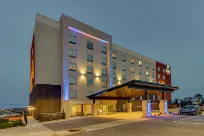 Holiday Inn Express & Suites NASHVILLE METROCENTER DOWNTOWN by IHG Hotels near Printer's Alley