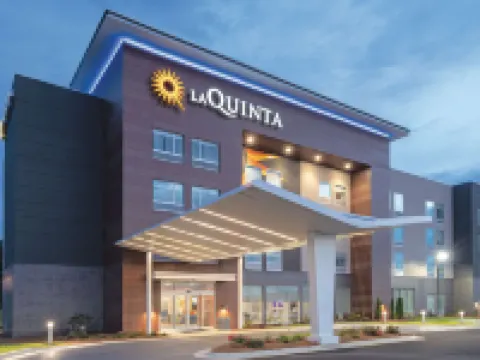 La Quinta Inn & Suites by Wyndham Opelika Auburn オペライカのホテル