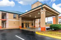 Quality Inn & Suites Hotels in Dickson