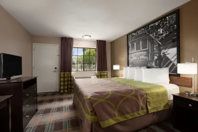 Super 8 by Wyndham Salinas