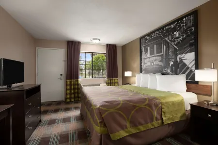 Super 8 by Wyndham Salinas Отели рядом с достопримечательностью «Салинас»