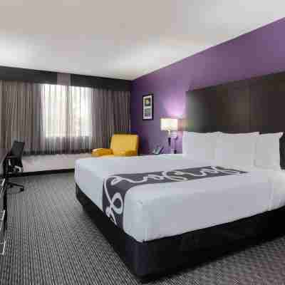 La Quinta Inn & Suites by Wyndham Clifton/Rutherford Rooms