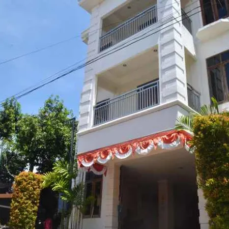 Hotel Setya Syariah Отели в г. Мадиун