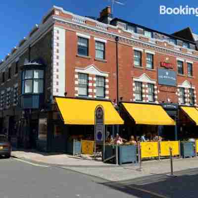 The White Star Tavern Hotel Exterior