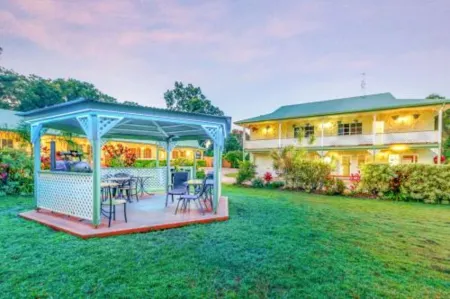 Yungaburra Park Motel Отели рядом с достопримечательностью «Artistree Gallery»
