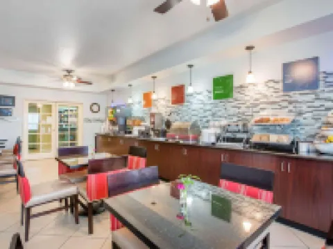 Comfort Suites Hotels in Tulare