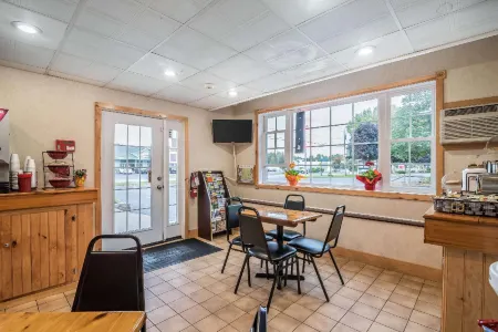 Rodeway Inn Lake George Outlets Отели рядом с достопримечательностью «Зона отдыха Герни Лейн»