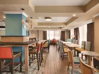亞特蘭大-巴克海特歡朋飯店 天鵝屋附近的飯店