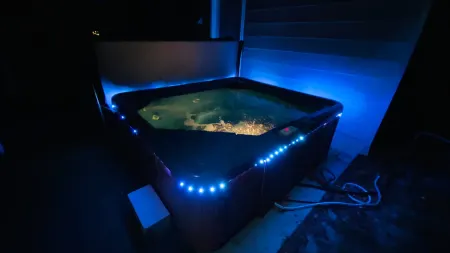 Bnb Hyperion | 4B2B Home w Firepit, Hot Tub & Pond Отели в г. Юстис