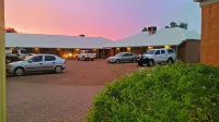 Mud Hut Motel - parking