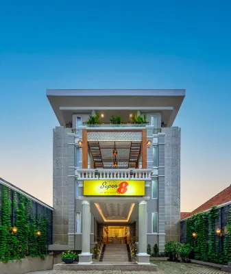 Super 8 by Wyndham Solo Indonesia Hotel dekat Institut Islam Mamba'ul 'Ulum Surakarta