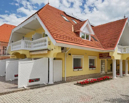 ゴールド ハウス パンジオ バラトンフレドのホテル