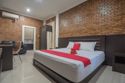 RedDoorz Plus Near Cambridge City Square 2