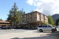Frontier Suites Hotel in Juneau - Parkplatz