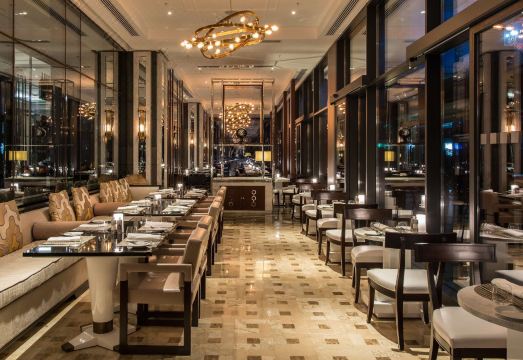 호텔 내부 수영장 시설