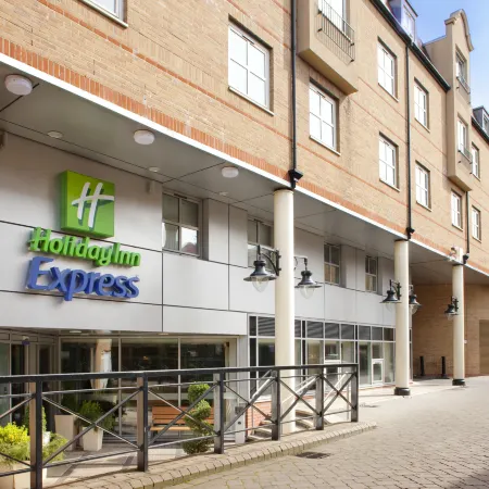 Holiday Inn Express LONDON - HAMMERSMITH by IHG Отели рядом с достопримечательностью «Станция метро Hammersmith»